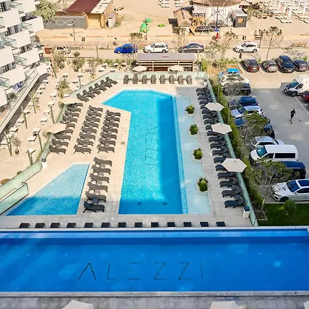 Soleil Marie In Infinity Pool &