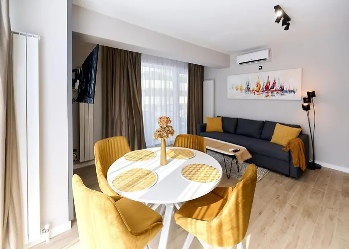 Soleil Marie In Infinity Pool & Daire Mamaia