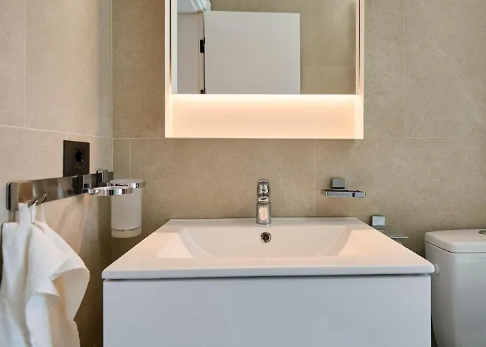 Soleil Marie In Infinity Pool & Daire