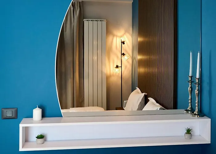 Soleil Marie In Infinity Pool & Daire Mamaia