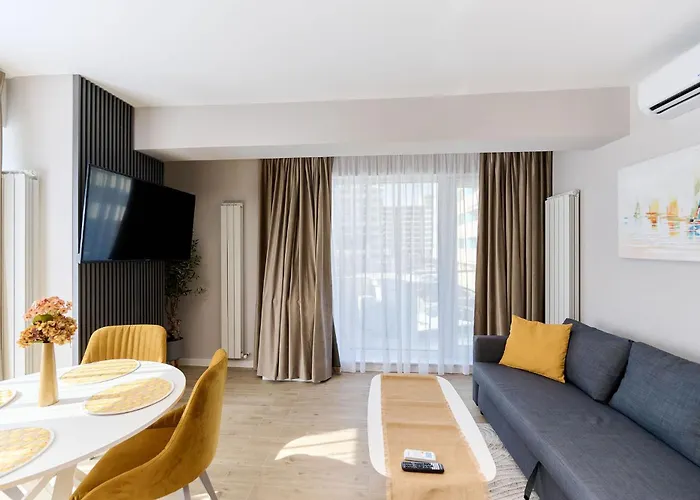 Soleil Marie In Infinity Pool & *