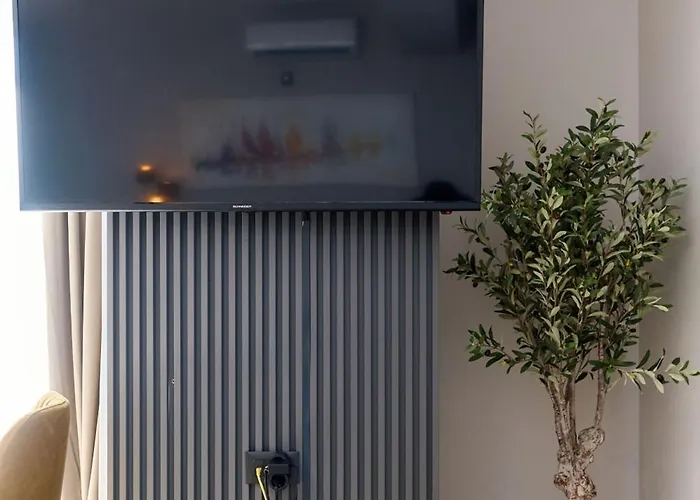 Soleil Marie In Infinity Pool & Mamaia