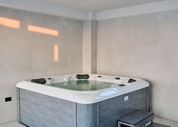 Soleil Marie In Infinity Pool &