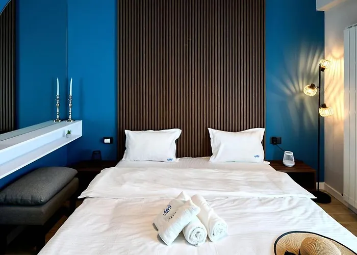 Soleil Marie In Infinity Pool & Daire Mamaia