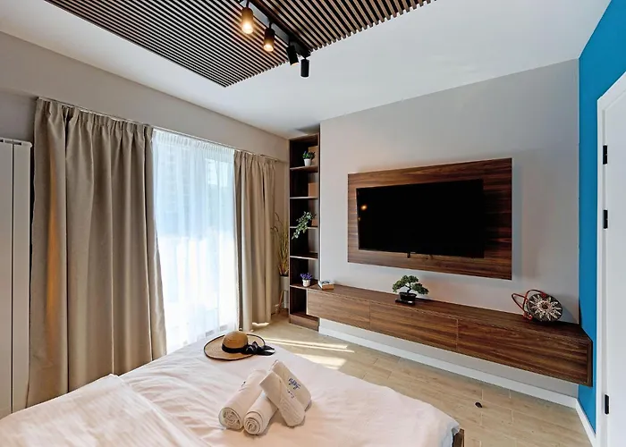 Soleil Marie In Infinity Pool & Daire