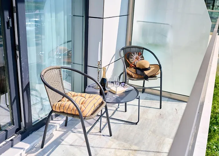 Soleil Marie In Infinity Pool & *