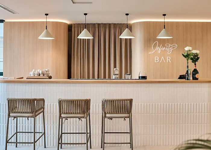 Soleil Marie In Infinity Pool & Daire Mamaia